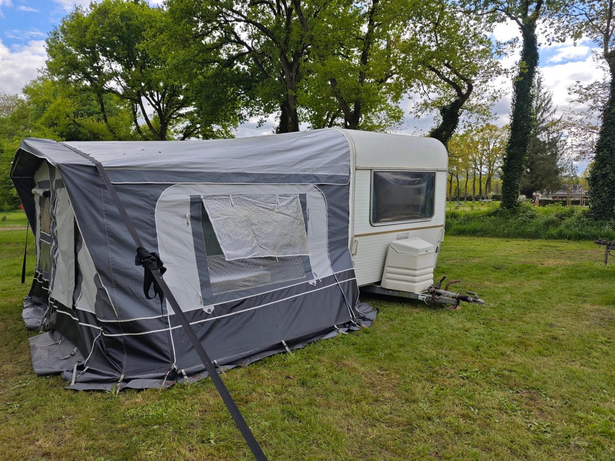 Camping Le Val Aux Fees - Broceliande Concoret Exterior foto